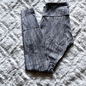 Lululemon leggings in size 6 with a fun chevron in gray and white.